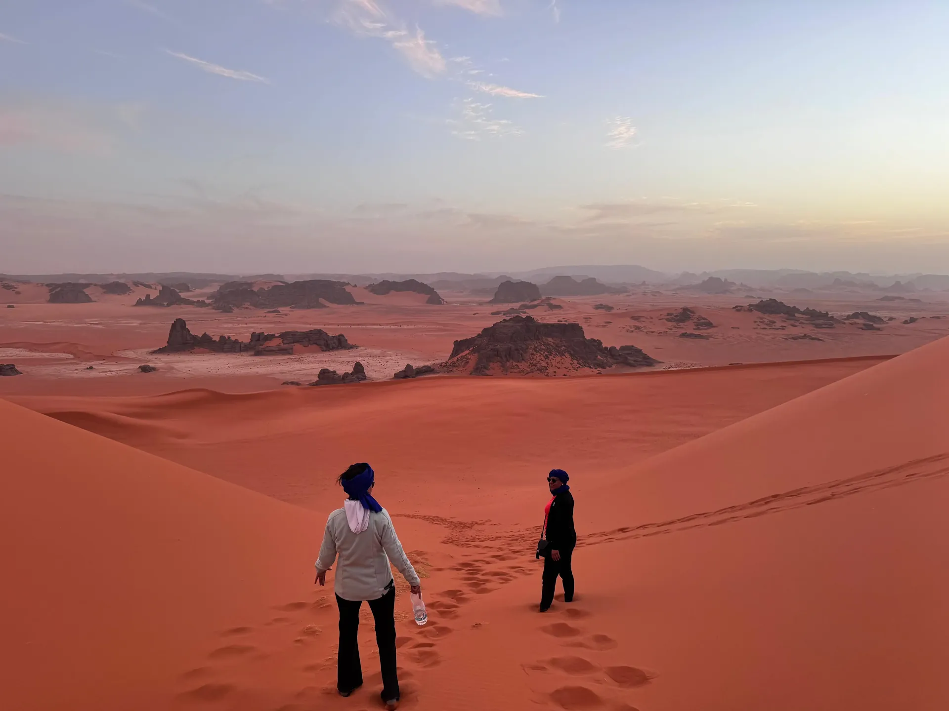 Voyageurs en trek dans les dunes du Sahara algérien